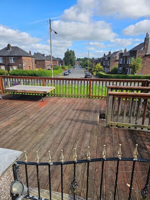 Terrace/patio - Nice House in a Quite Neighbourhood Close to Parks and a Short Drive to Town (Glasgow)