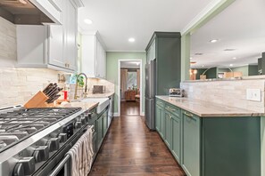 ثلاجة، ميكروويف، فرن، موقد طهي مسطح