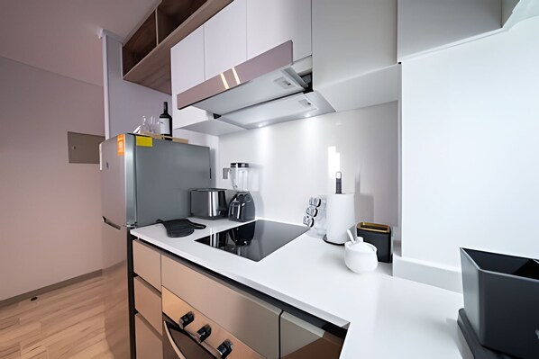 Fridge, microwave, oven, coffee/tea maker
