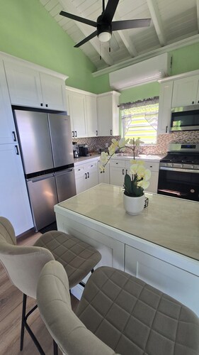 Sunset Escape Villa, 2 bedroom, hot tub, outdoor shower! Plan your Escape now!