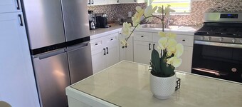 Sunset Escape Villa, 2 bedroom, hot tub, outdoor shower! Plan your Escape now!