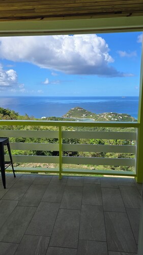 Sunset Escape Villa, 2 bedroom, hot tub, outdoor shower! Plan your Escape now!