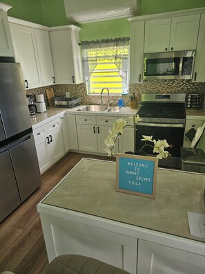 Private kitchen - Sunset Escape Villa, 2 bedroom, hot tub, outdoor shower! Plan your Escape now! (St john)
