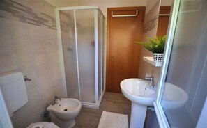 Villa, 2 Schlafzimmer, Terrasse, Gartenblick | Badezimmer