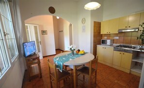 Villa, 2 Bedrooms, Patio, Garden View | Ruang makan