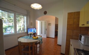 Villa - 2 soveværelser - terrasse - udsigt til have | Spisestue