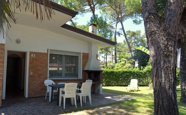 Villa, 2 Bedrooms, Patio, Garden View | Outdoor dining - Lovely Duplex for 5 Guests in Peaceful Lignano Riviera (Lignano Sabbiadoro)