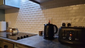 Kühlschrank, Mikrowelle, Ofen, Wasserkocher