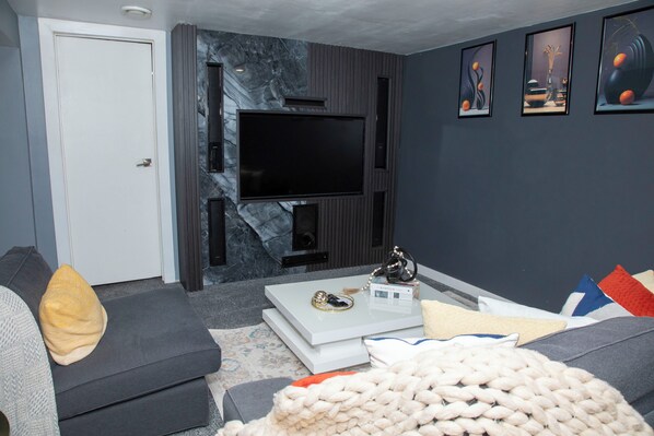 Smart TV, computer monitors