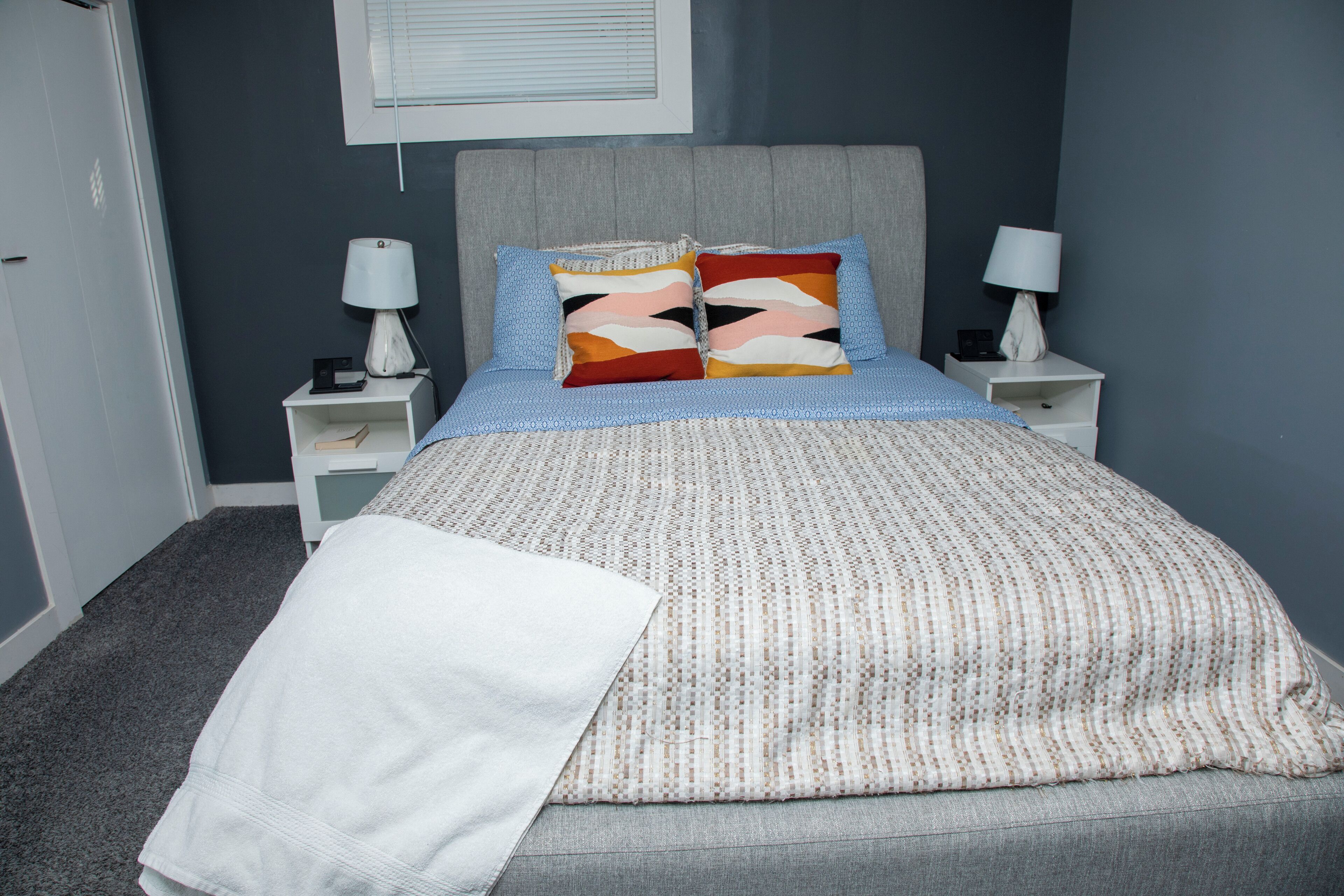 1 makuuhuone, tallelokero huoneessa, työpöytä, silitysrauta/-lauta