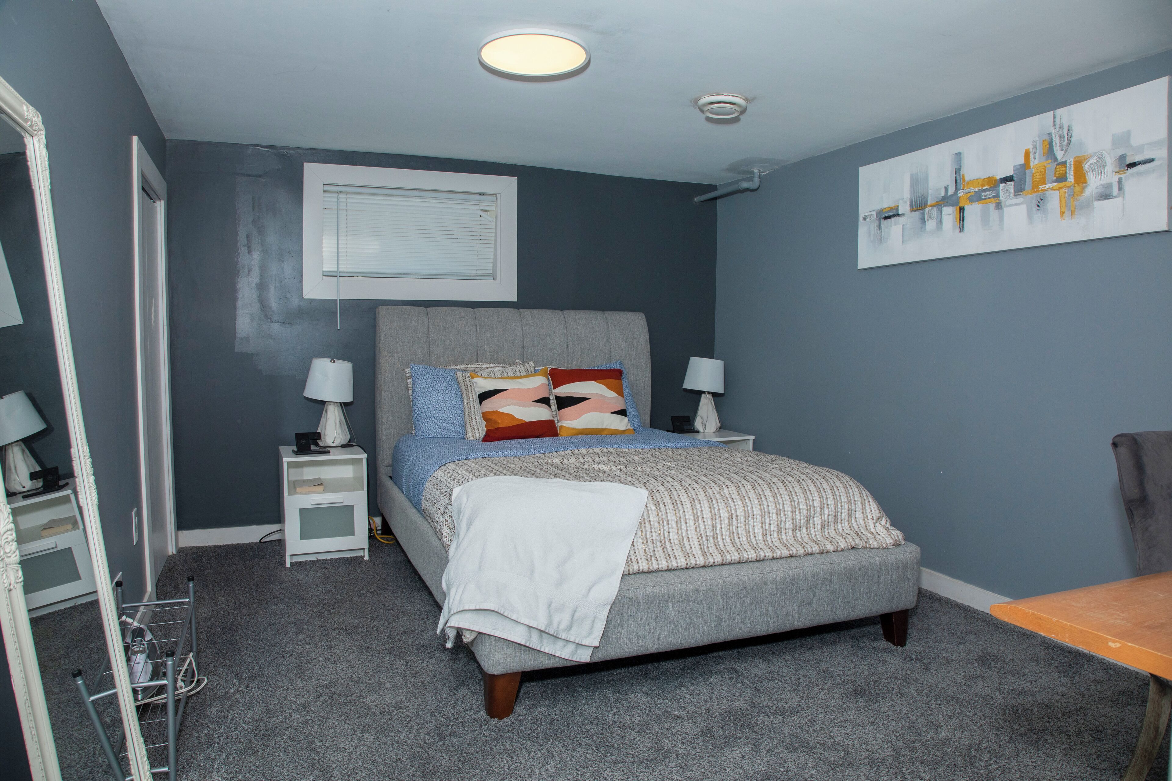 1 多间卧室、客房内保险箱、办公桌、熨斗/熨衣板