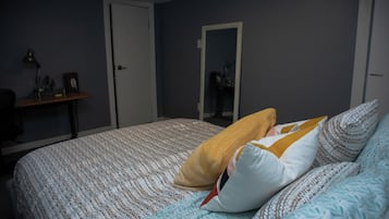 1 slaapkamer, een kluis op de kamer, een bureau
