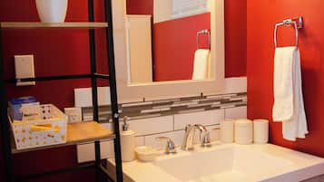 Een douche, zeep, shampoo, toiletpapier