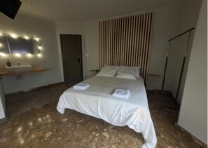 Room, 2 Bedrooms, Smoking, Balcony | 2 bedrooms, soundproofing - Room-homestay With Private Bathroom (Ribeira)