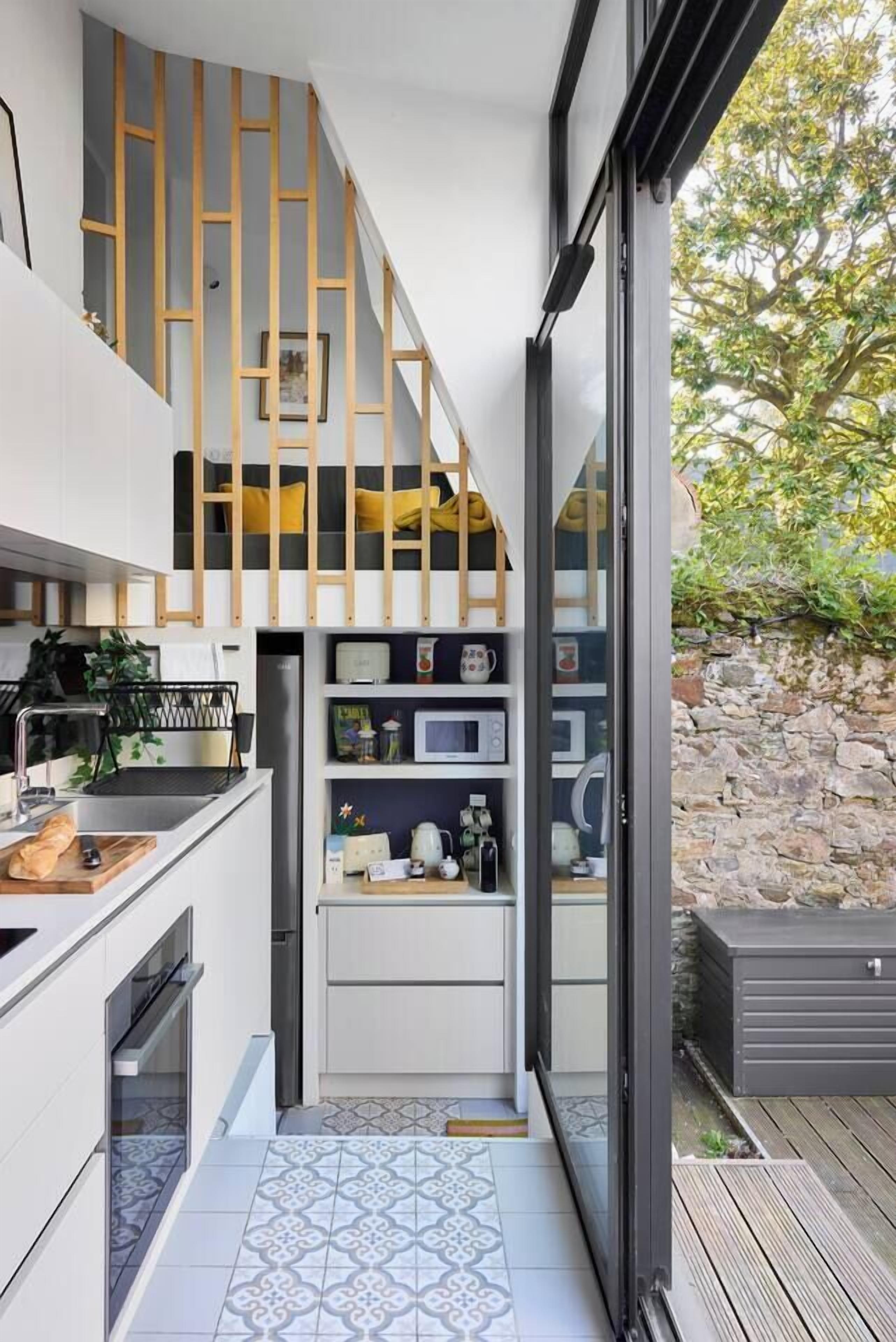 Réfrigérateur, micro-ondes, four, plaque de cuisson