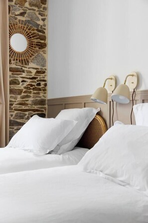 2 quartos, ferros/tábuas de passar roupa, berço de viagem