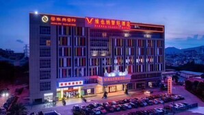 Un hotel de varios pisos con un cartel llamativo del Hotel Vienna Classic.