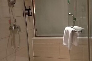 A bathroom with a glass shower enclosure, a towel rack, and a visible bottle of shampoo. - Vienna Zhihao Hotel (Guangzhou East Station Tianhe Bus Station Subway Station Store) (Guangzhou)