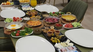 Un buffet de petit-déjeuner proposant une variété d’aliments et de plats.