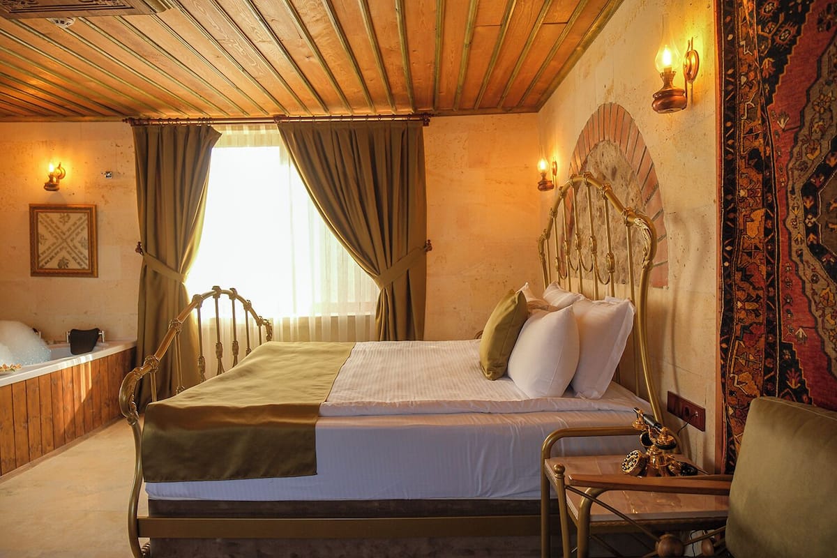 Premium Double Room, 1 King Bed with Sofa bed, Housekeeping, Balloon View, Jacuzzi | Egyptian cotton sheets, premium bedding, down comforters