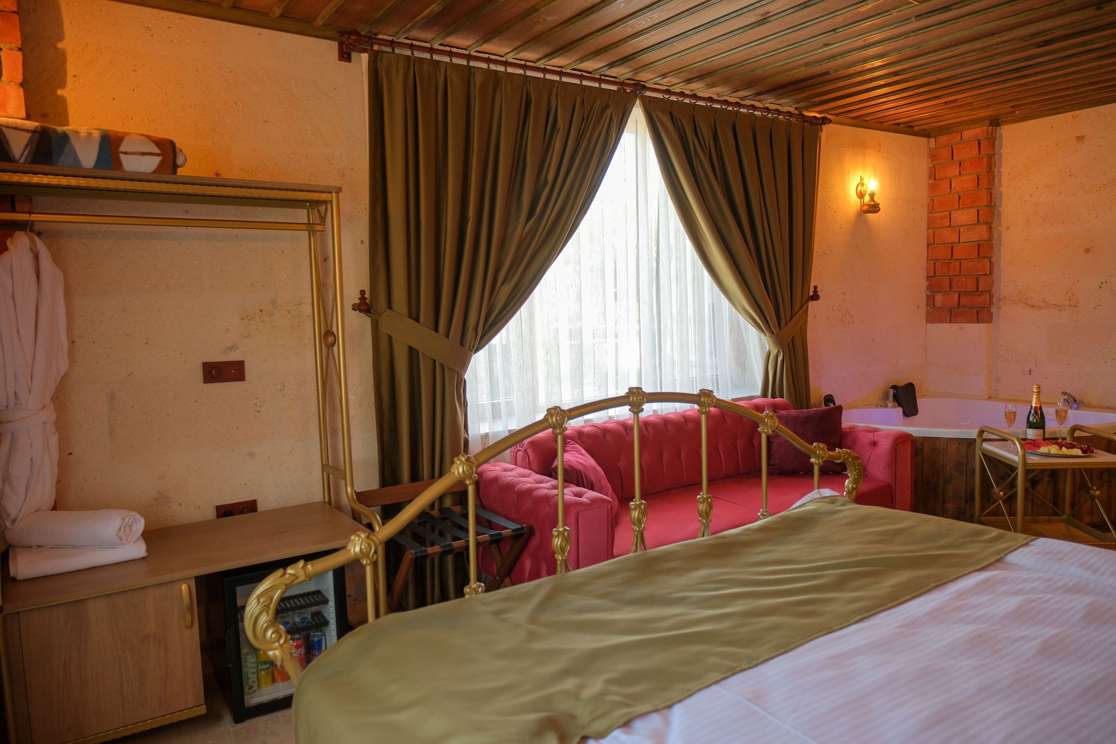 Superior Double Room, 1 King Bed with Sofa bed, Housekeeping, Baloon View, Jacuzzi | Draps en coton égyptien, literie de qualité supérieure