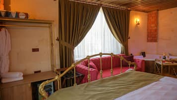 Superior Double Room, 1 King Bed with Sofa bed, Housekeeping, Baloon View, Jacuzzi | Draps en coton égyptien, literie de qualité supérieure