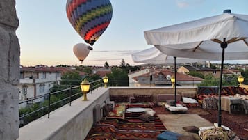 Habitación clásica, 1 cama de matrimonio grande, baño privado, vistas al jardín | Terraza o patio