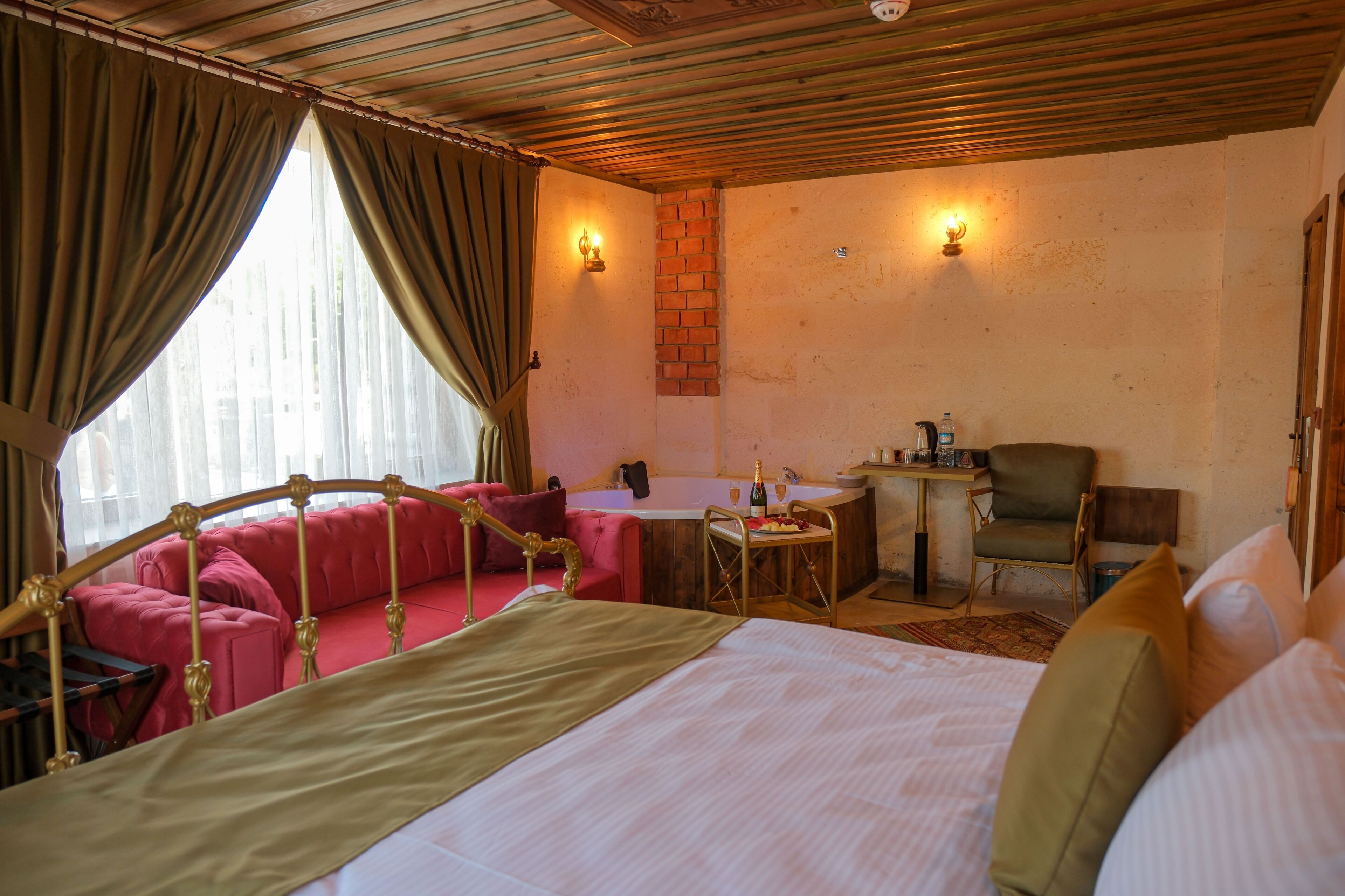 Superior Double Room, 1 King Bed with Sofa bed, Housekeeping, Baloon View, Jacuzzi | Cadar kapas Mesir, peralatan tempat tidur premium, gebar bulu kapas 
