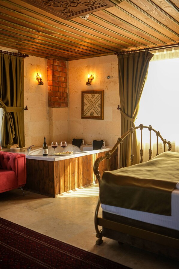 Premium Double Room, 1 King Bed with Sofa bed, Housekeeping, Balloon View, Jacuzzi | Egyptian cotton sheets, premium bedding, down comforters - Zeppelin Cappadocia (Nevsehir)