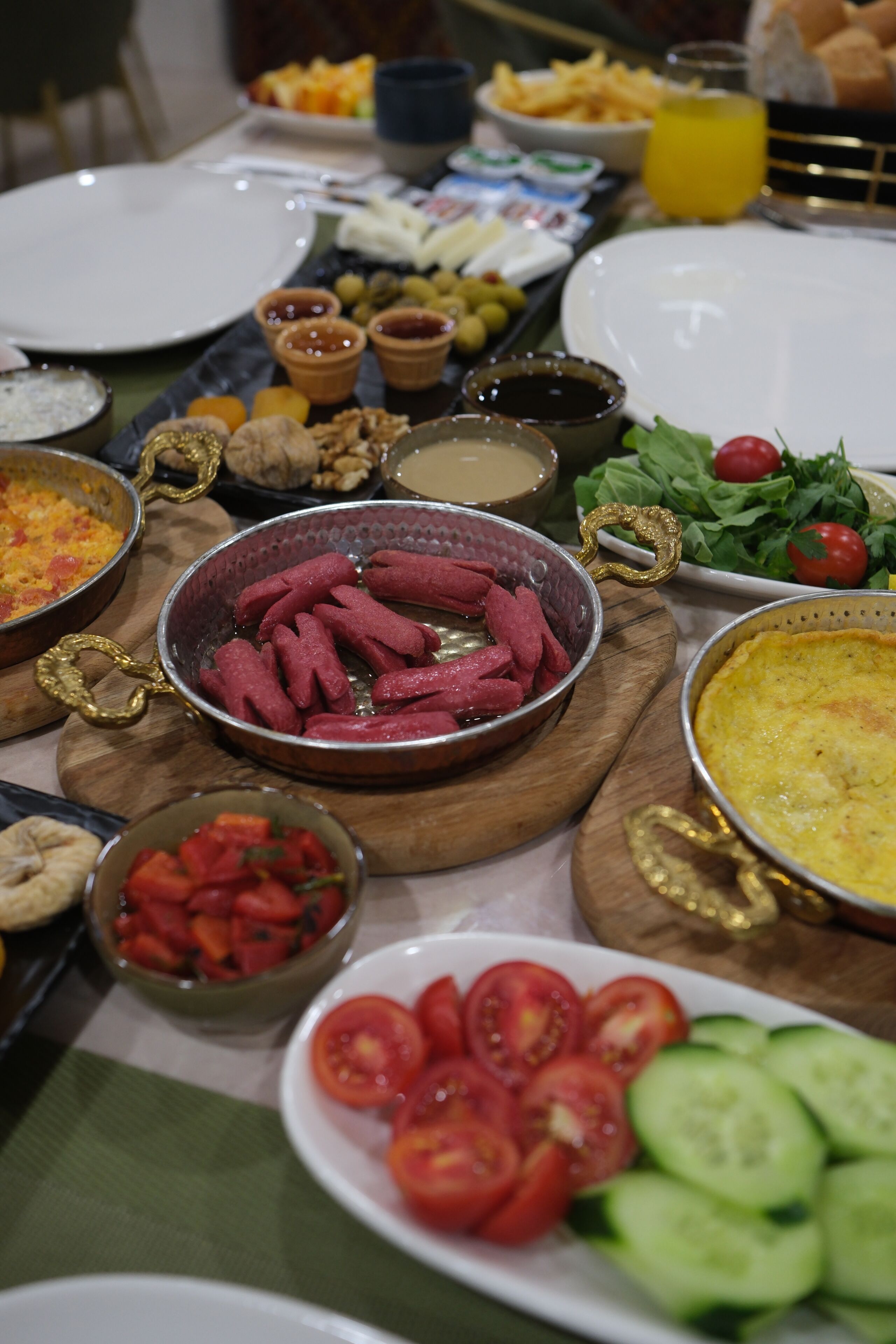 Une table où sont présentés divers aliments et plats.