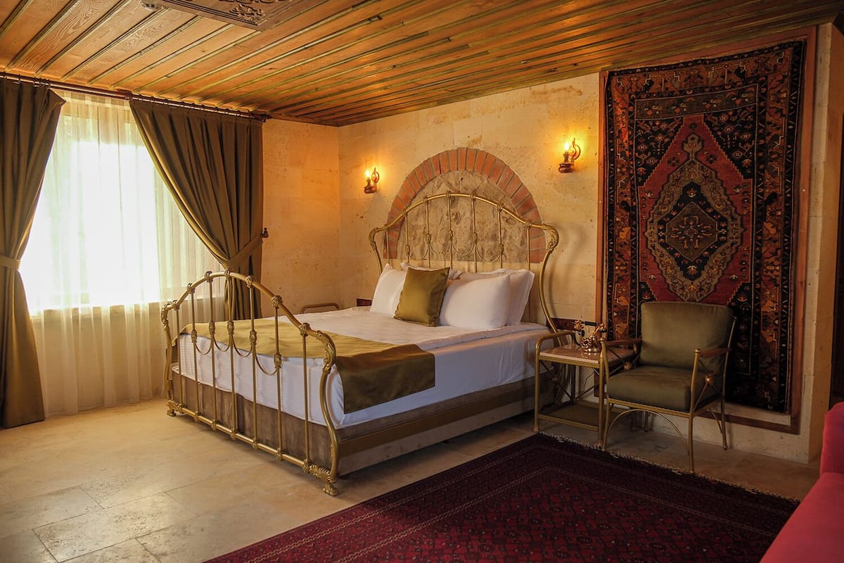 Premium Double Room, 1 King Bed with Sofa bed, Housekeeping, Balloon View, Jacuzzi | Egyptinpuuvillaiset lakanat, ylelliset vuodevaatteet, untuvapeitot