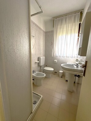 Douche, bidet, serviettes fournies, savon