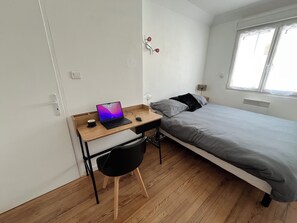 2 chambres, bureau, Wi-Fi, literie fournie
