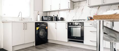 Kühlschrank, Mikrowelle, Ofen, Herdplatte