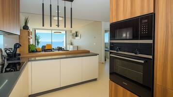 Refrigerador, microondas, horno, placa de cocina
