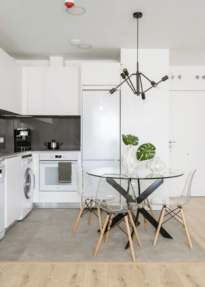 Appartement | Cuisine privée | Réfrigérateur, four à micro-ondes, un four, surface de cuisson