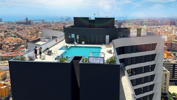 A rooftop pool with a city view, surrounded by modern buildings. - Modern Apartment With Views Urban Sky 26ke (Málaga)