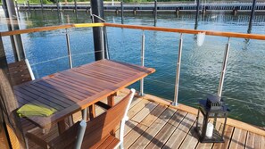 Outdoor dining - ÖKO Budget Houseboat Retreat Morgenrot (Stralsund)