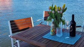 Outdoor dining - ÖKO Budget Houseboat Retreat Morgenrot (Stralsund)