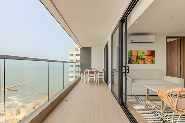 Outdoor dining - Vista al Mar/ Centro Histórico/ Nuevo Piso 26 1BR (Cartagena de Indias)