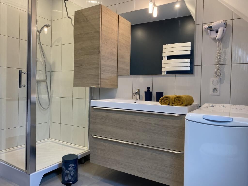 Douche, sèche-cheveux, serviettes fournies