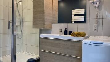 Een douche, een haardroger, handdoeken