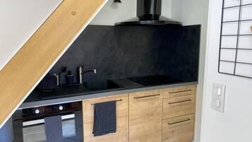 Een koelkast, een microgolfoven, een oven, een kookplaat