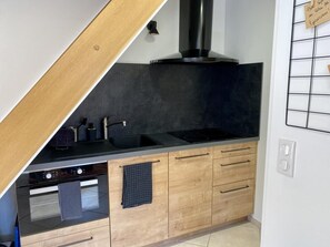 Kjøleskap, mikrobølgeovn, ovn og kokeplater