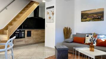 Smart-tv, boeken, een stereo en een kantoor