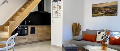 TV connectée, livres, chaîne hi-fi, espaces bureaux