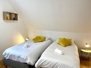 2 Schlafzimmer, Schreibtisch, Bügeleisen/Bügelbrett, Reisekinderbett