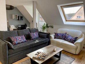 Smart-tv, böcker och kontor