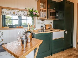 Cabin | Private kitchen | Fridge, microwave, stovetop, electric kettle - Shepherd's Hut- Hot Tub- Wellness Spa- Wood Burner (Nottingham)