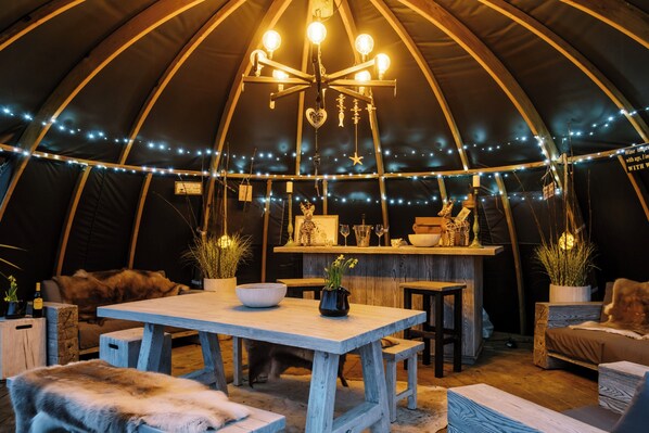 Dining - Shepherd's Hut- Hot Tub- Wellness Spa- Wood Burner (Nottingham)